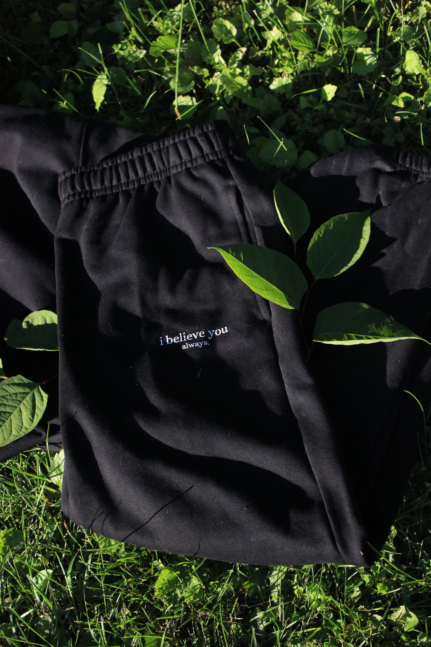 'i believe you always' sweats - black